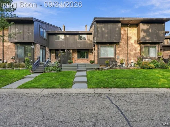 37327 Golfview Dr, Sterling Heights, MI 48312