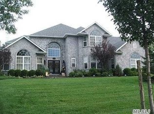 15 Stadium Blvd, East Setauket, NY 11733