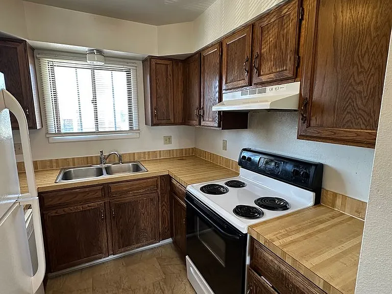 1510 Taft Ave — Photo 2