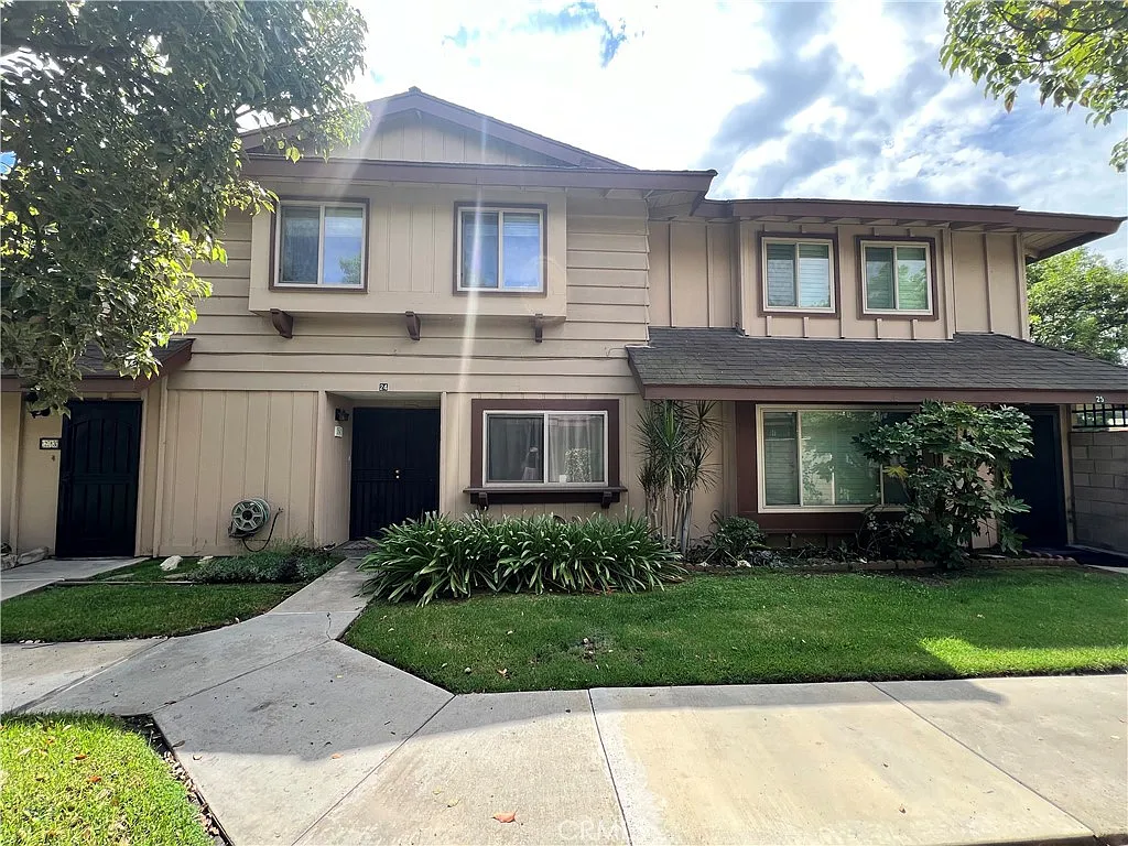 3 bed, 2.5 bath, 1569 sqft, $3,700 — Photo 1