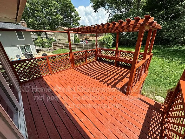 424 NE Lakeview Dr — Photo 34