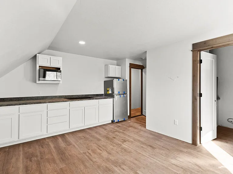 11 W College St — Photo 3