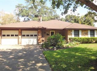 217 Wayne Dr, Clute, TX 77531