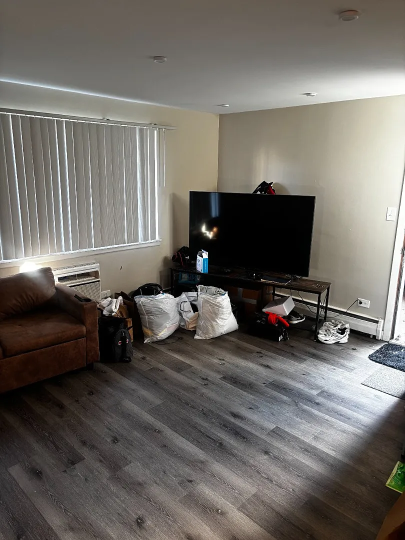Beautiful Must See Charming 1 Bed/1 Bath With Fre Heat....Must See — Photo 4