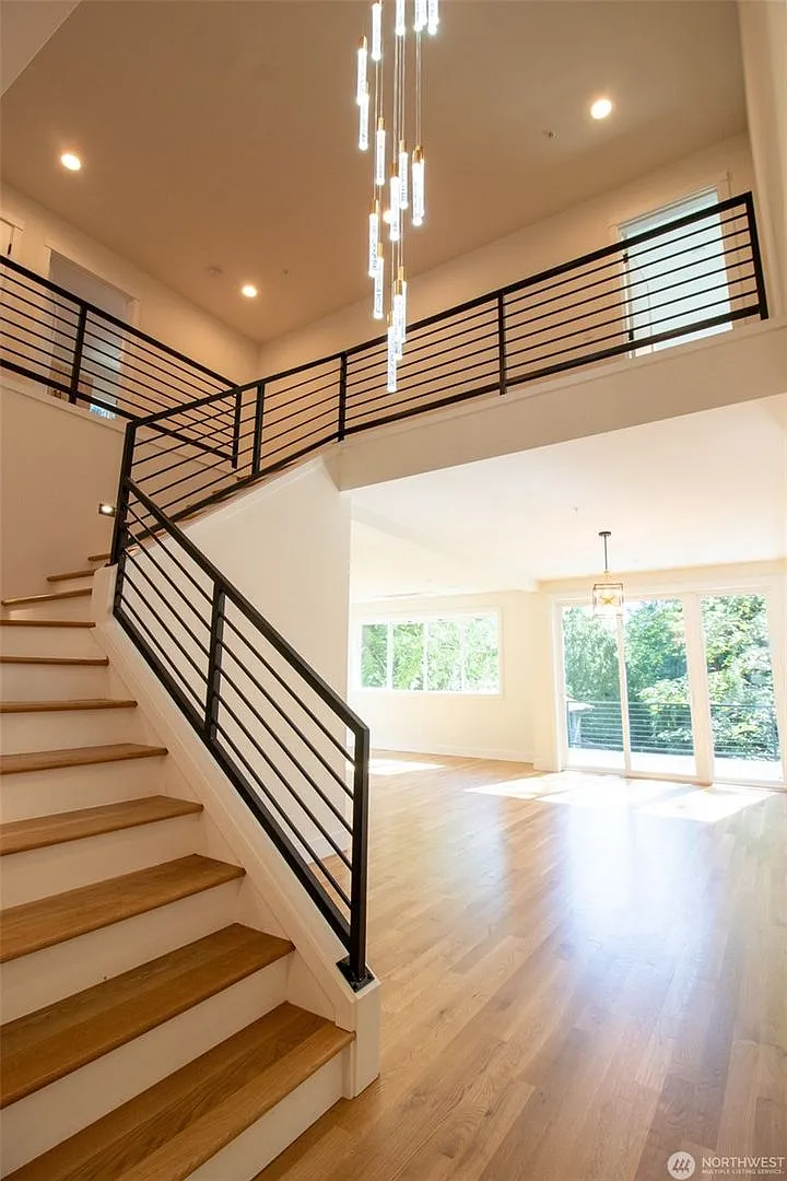5Bd/5.5Ba Redmond Home — Photo 4