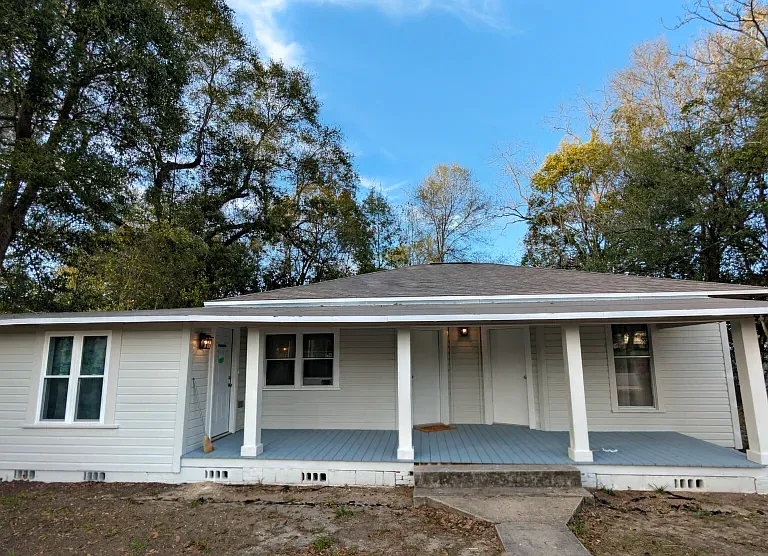 41 E Sloss Ave — Photo 2