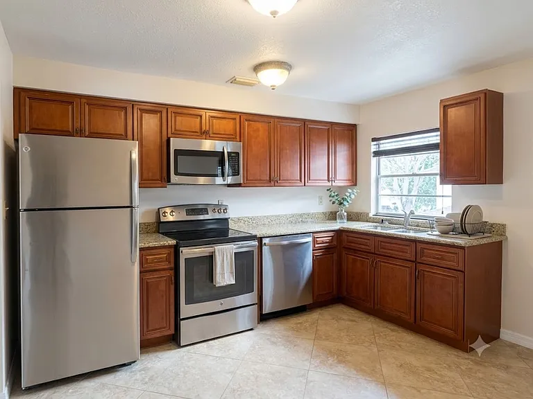 1102 Elmwood St #G — Photo 6