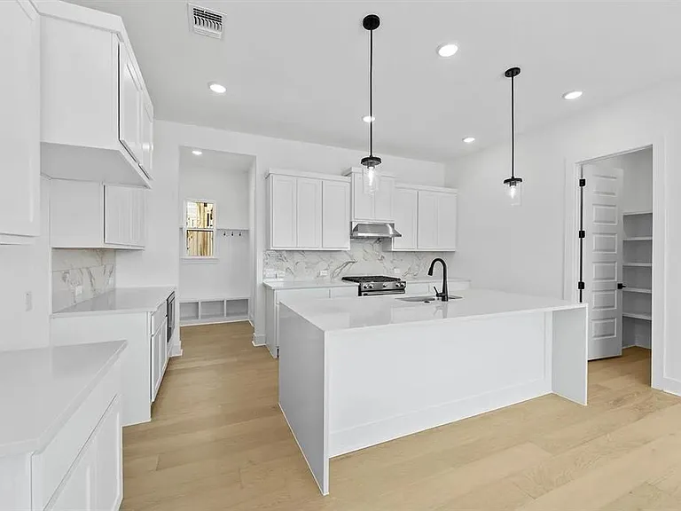 110 Pennybacker Ln — Photo 3
