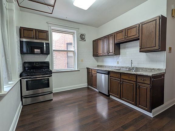 4th image of 1304 W Elmdale Ave #1