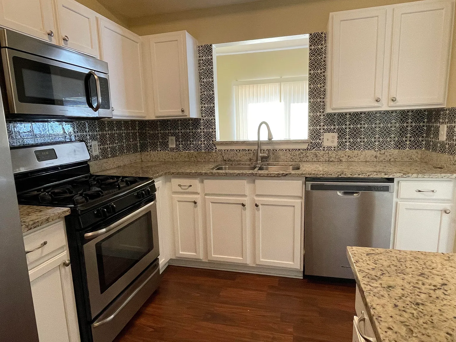 2 bed, 2.5 bath, 1792 sqft, $1,700 — Photo 3