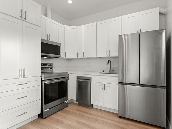 3rd image of 925 Isabel St #927-1/2