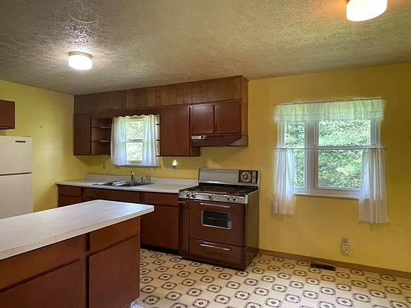 3rd image of 82 Oak Dr