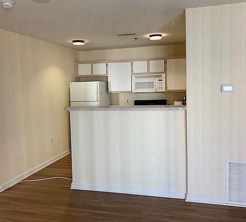 4th image of 2702 Lighthouse Point E #733
