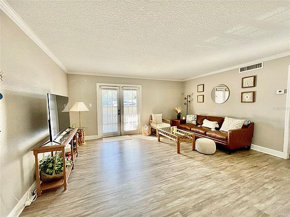 3rd image of 305 Wymore Rd #101