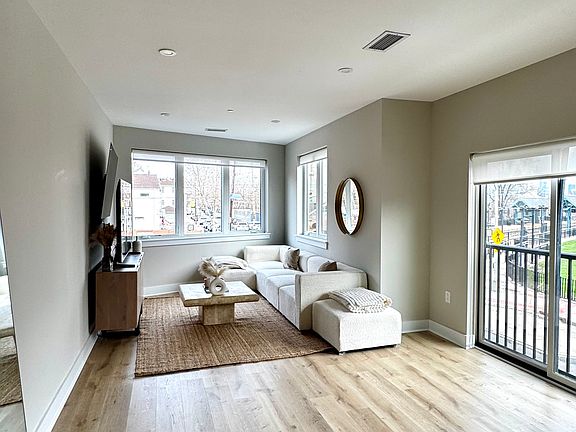 5th image of 205 Randolph Ave #101