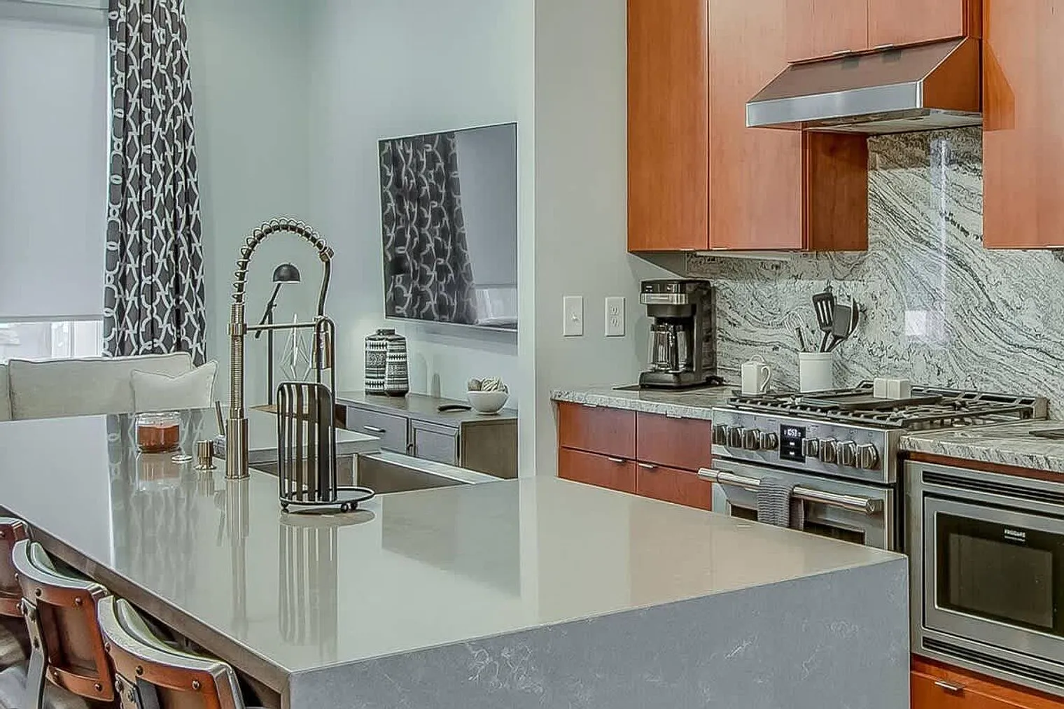 4 bed, 3.0 bath, 1786 sqft, $6,990 — Photo 2