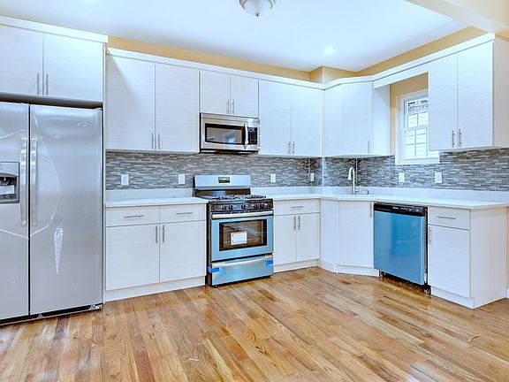 3rd image of 811 E 217th St
