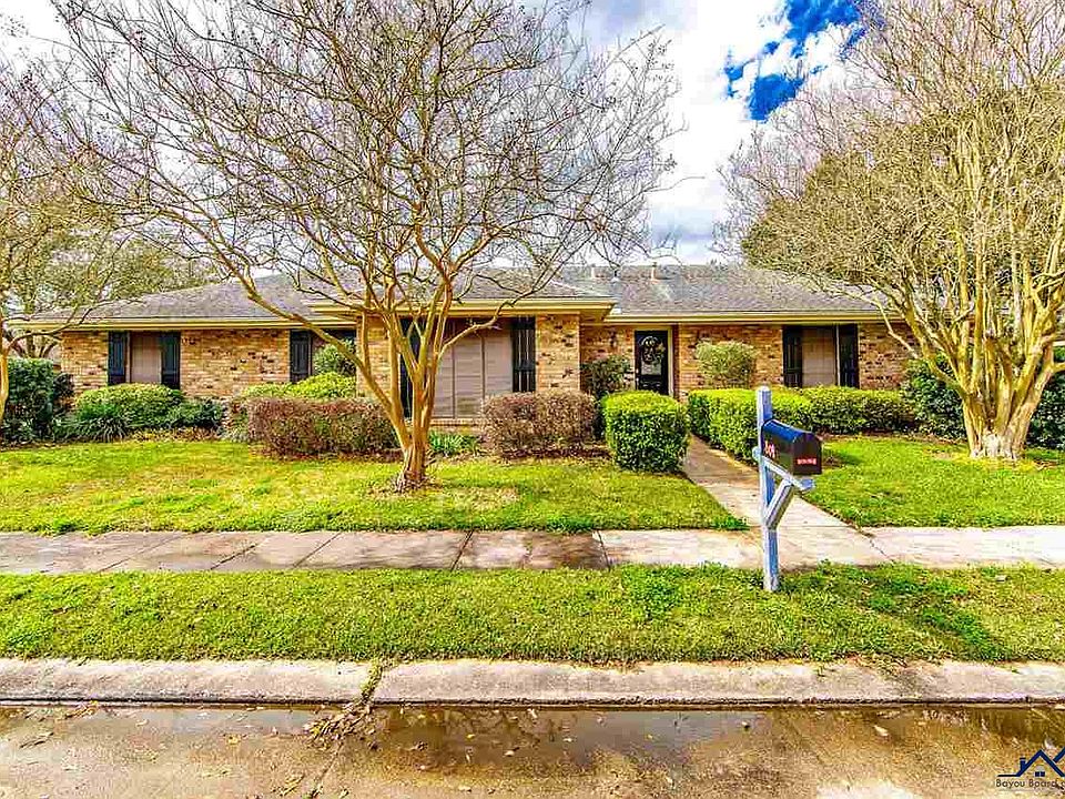 1st image of 302 Pineland Dr