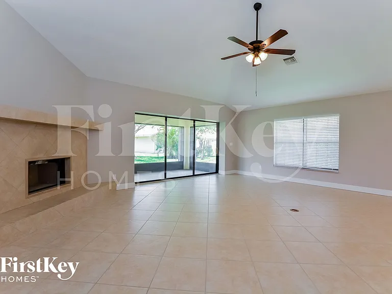 1655 James Cir — Photo 2