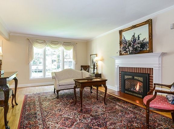 2nd image of 212 S Drury Ln
