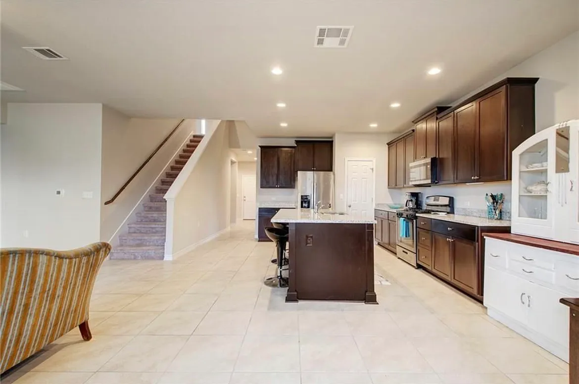 5 bed, 2612 sqft, $2,900 — Photo 4