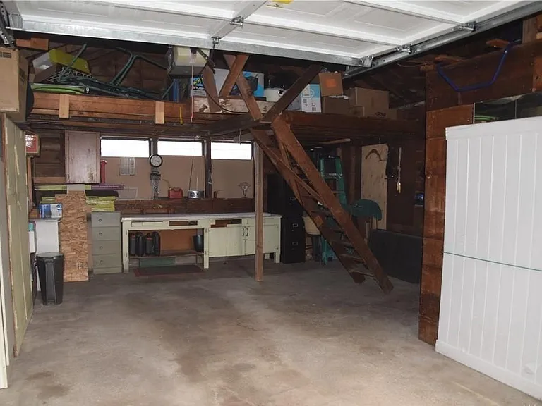 NE 9th Pl — Photo 8