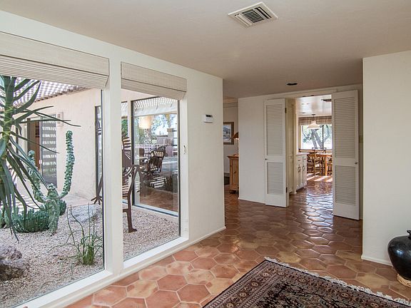 4th image of 1049 E BOULDER Drive