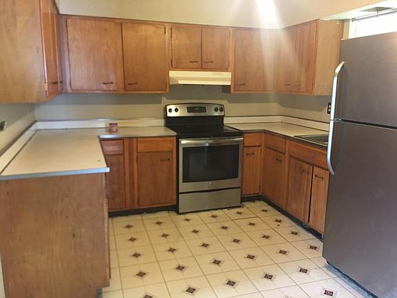 4th image of 207 Sutherland Dr #1