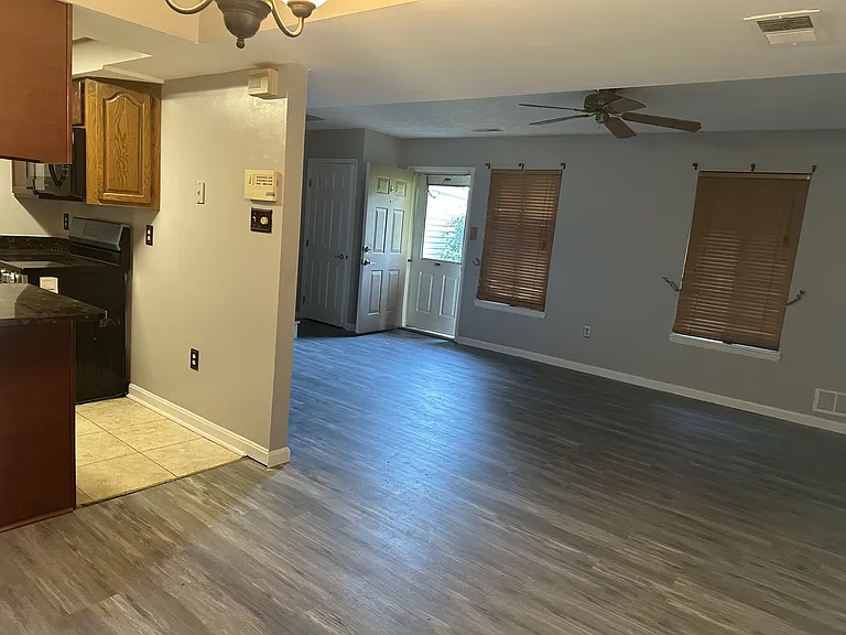 10 King Henry Cir #10 — Photo 14