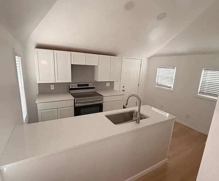 135 Lawndale Ave — Photo 4