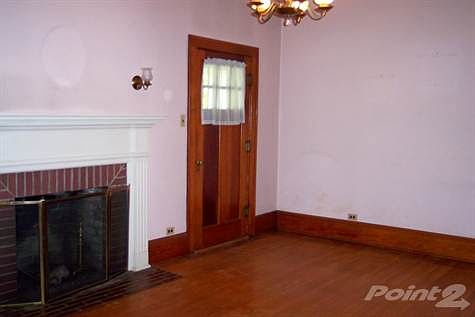 Living Room - doorway to side porch