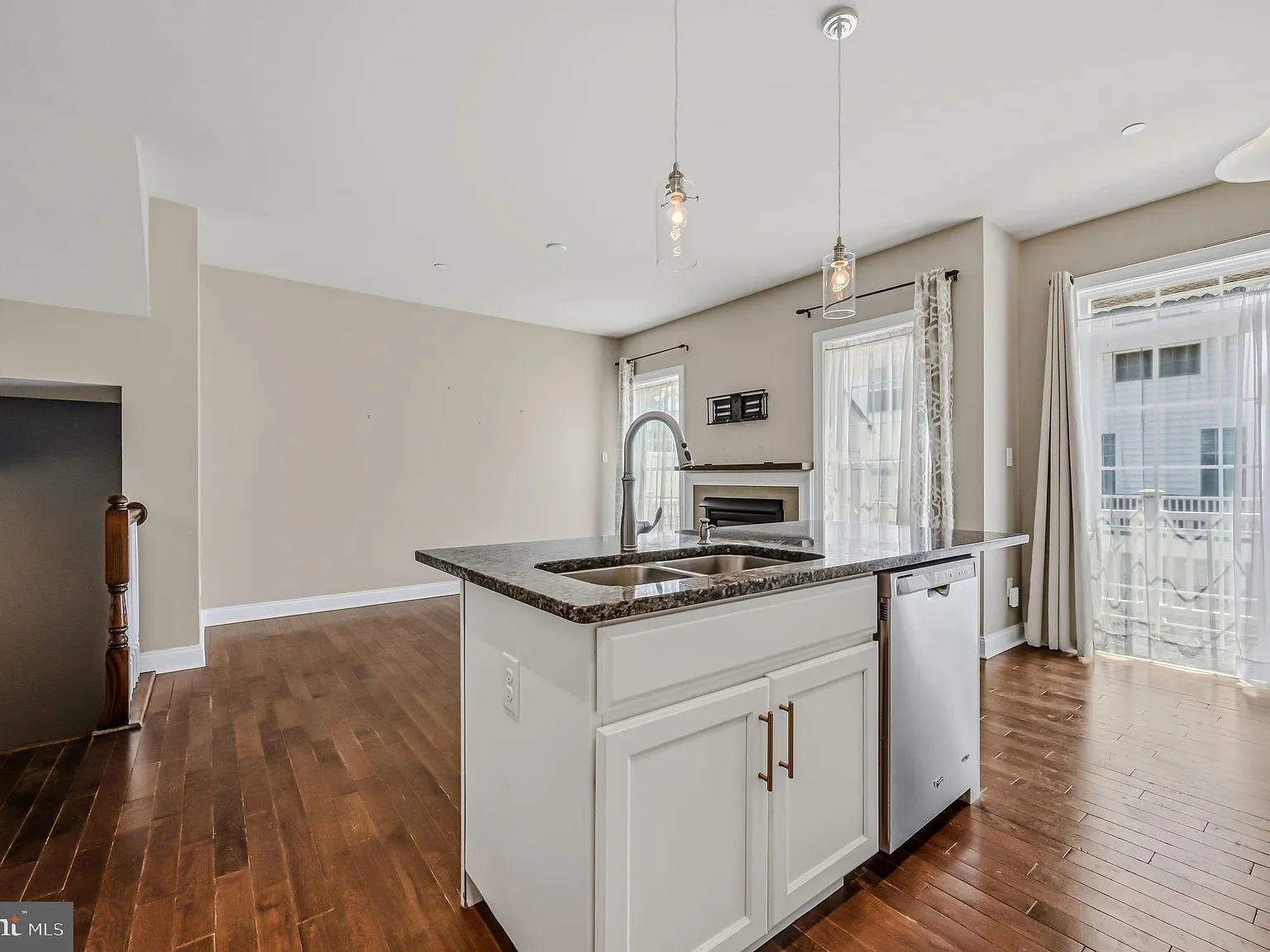 3 bed, 2.5 bath, 2214 sqft, $3,500 — Photo 3