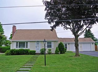 24 Iroquois Dr, Warwick, RI 02888