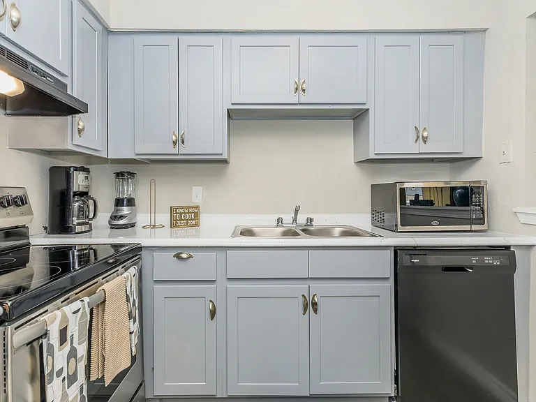 Valencia Grove Apartments — Photo 11