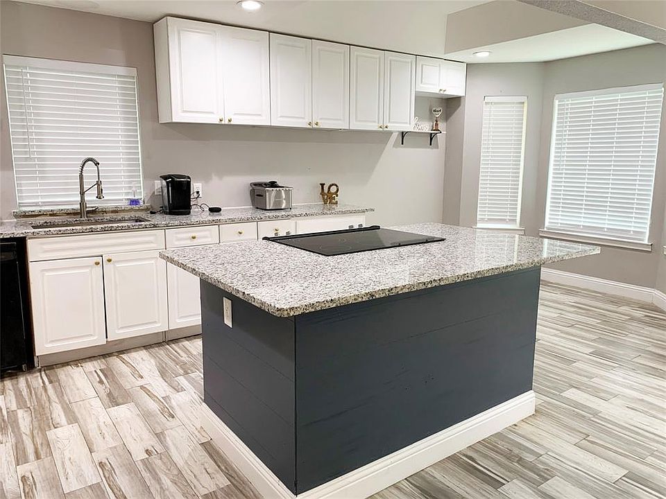 2nd image of 904 Wyndham Pl