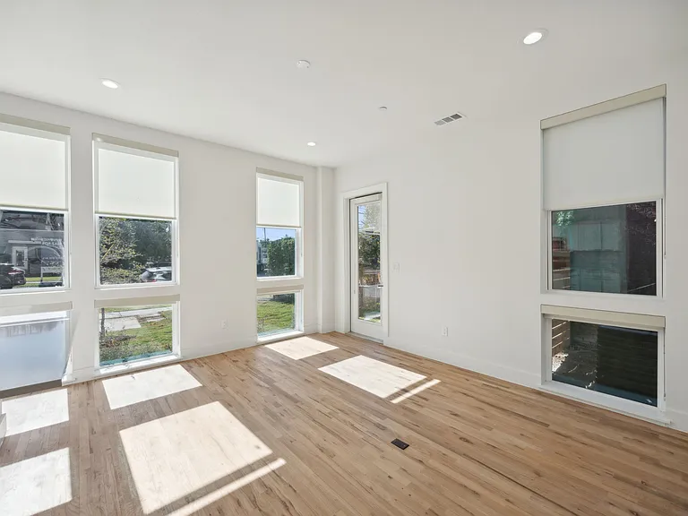 Guest House on Bryan — Photo 16