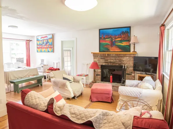 https://photos.zillowstatic.com/fp/5dfc196890e3d85d608acd0594fa9fb8-p_e.webp