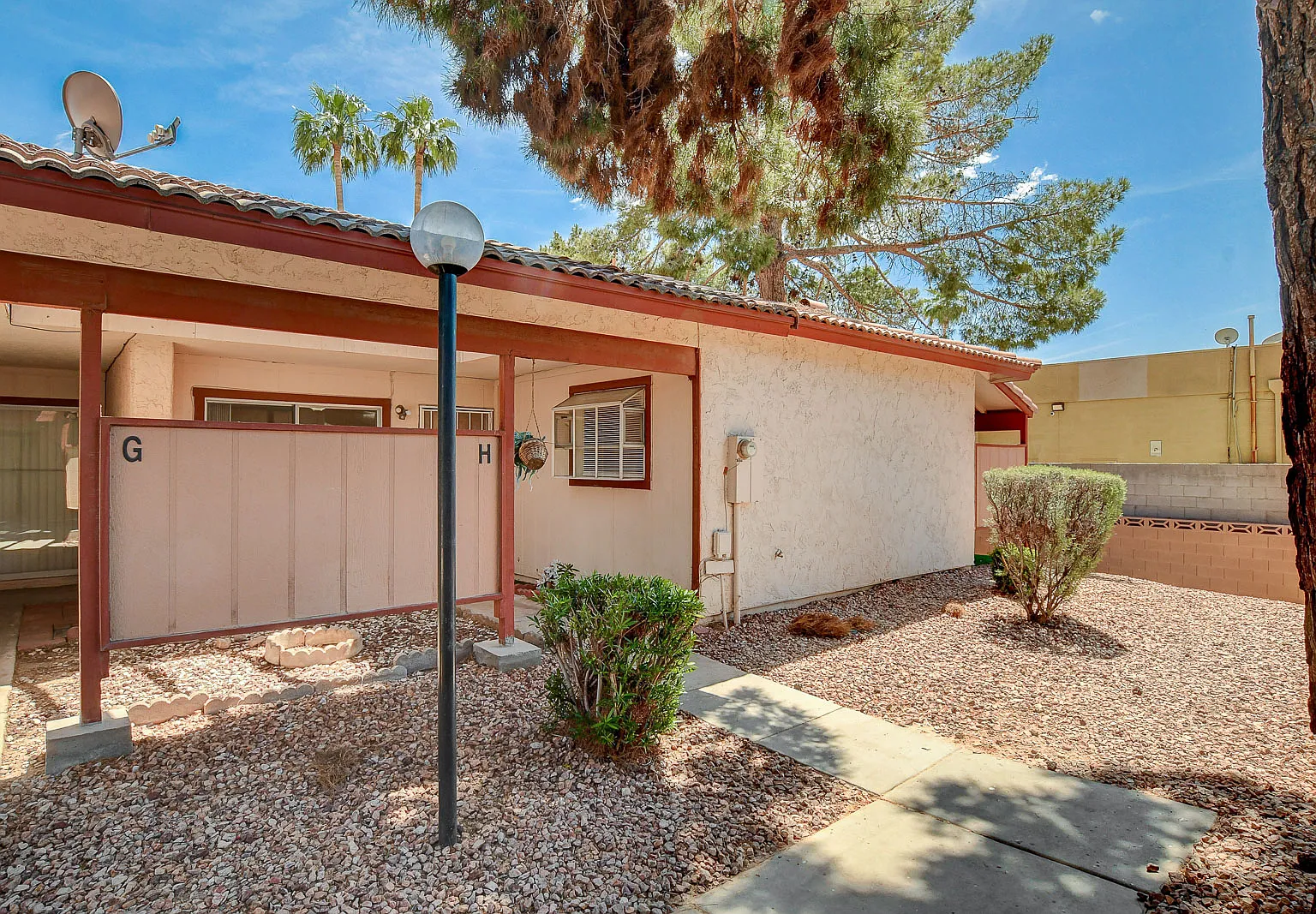 2 bed, 2.0 bath, 942 sqft, $1,100 — Photo 2