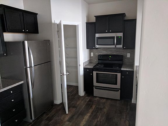 Premier Kitchen (Stainless Steel Appliances)