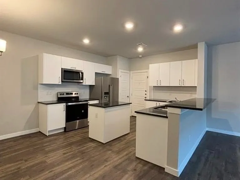 628 Blackland Dr — Photo 4