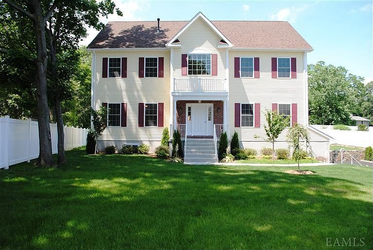 1st image of 16 Oakridge Dr