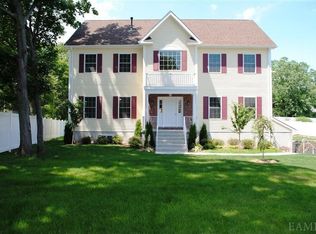 16 Oakridge Dr, Port Chester, NY 10573