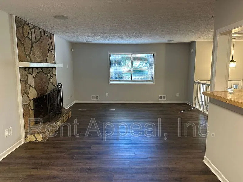 3 bed, 2.0 bath, 1832 sqft, $2,095 — Photo 4