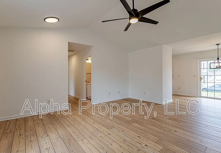 103 Hickory Rock Ln — Photo 3