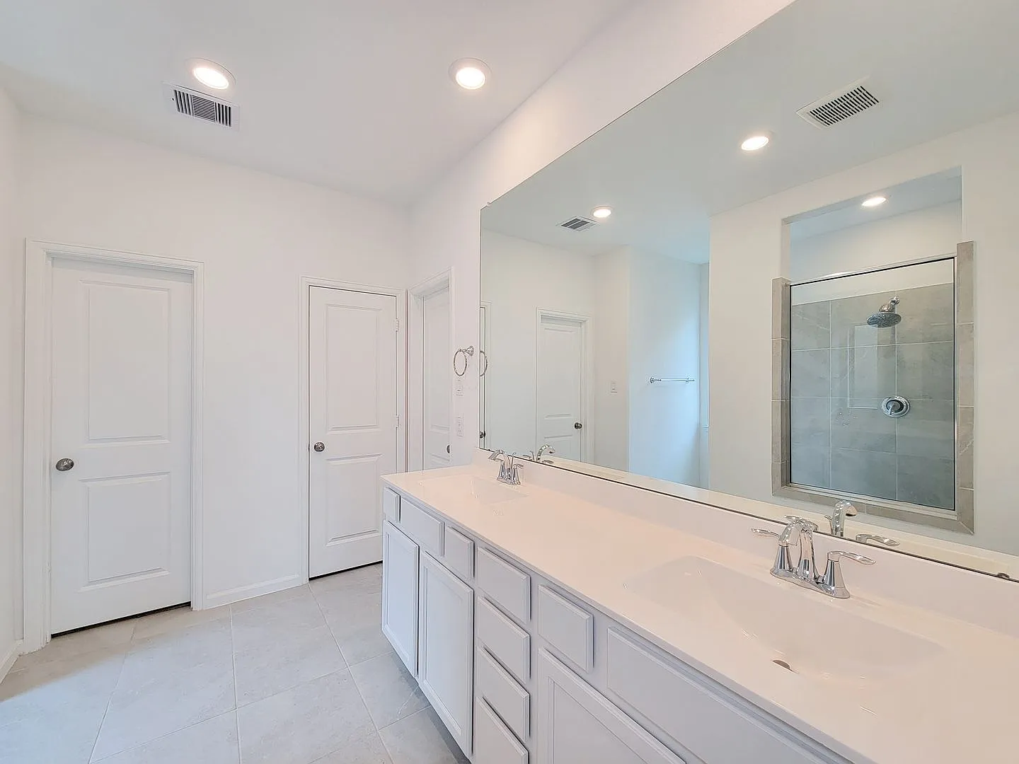 Beautiful 2-story home in Royal Brook at Kingwood featuring 4 bedrooms and 2.5 bathrooms — Photo 3