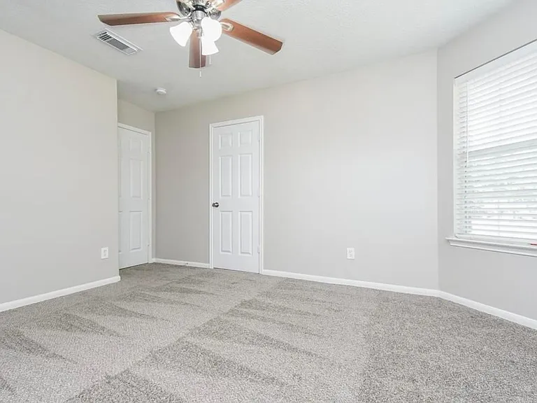 2519 Fox River Ln — Photo 6