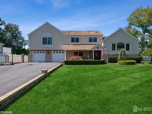 35 Winthrop Dr, Manalapan, NJ 07726