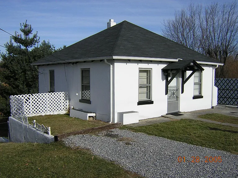 204 Clay St SW — Photo 1