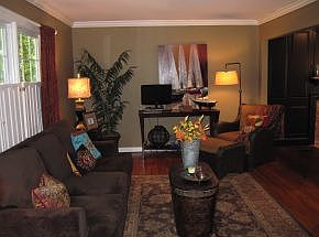 3rd image of 1021 Bell St