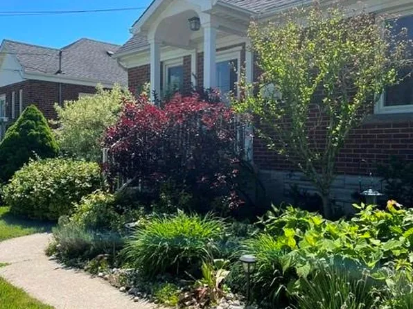 7 Cairns Ave, Hamilton, ON L9H 1G2